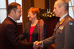 Presidentti Halonen ja puolustusvoimain komentaja Puheloinen kättelivät kurssilaisetCopyright © Tasavallan presidentin kanslia